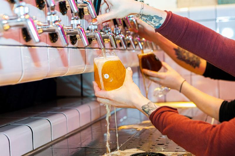 Une scène de rue charmante rue Notre-Dame-de-Nazareth, Paris, avec des boutiques artisanales et une ambiance historique du Marais.